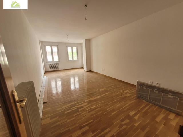 PISO EN VENTA EN ZONA CANDELARIA CON 5 HABITACIONES Y 2 BAÑOS photo 0