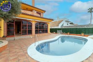 Chalet con piscina y barbacoa photo 0