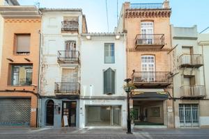 Casa con posibilidades en el centro de la ciudad. photo 0
