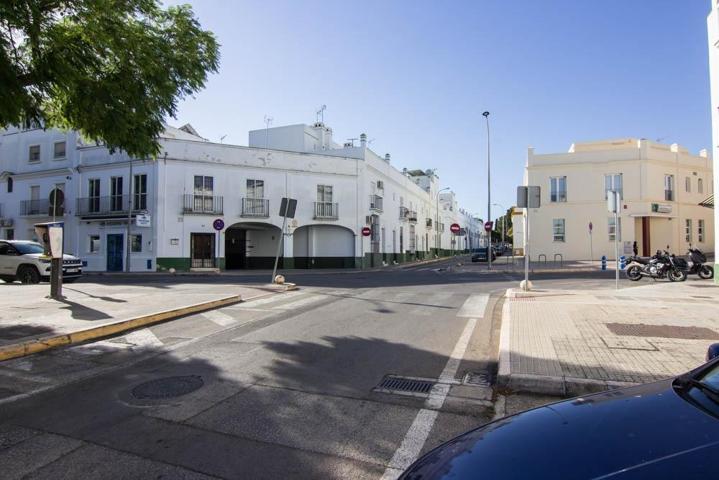 Local comercial junto a la Plaza de Toros y Centro de Salud photo 0