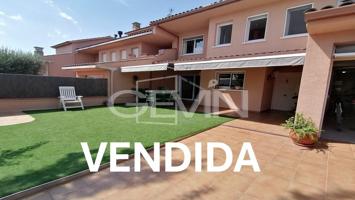 Casa Adosada en venta en Santa Perpetua de Mogoda photo 0