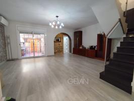 Casa adosada en venta 5 habitaciones con terraza y parking doble en el centro de Polinya photo 0