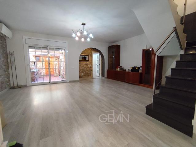 Casa adosada en venta 5 habitaciones con terraza y parking doble en el centro de Polinya photo 0