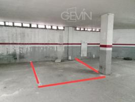 Plaza de parking para coche mediano en el centro de Santa Perpetua de mogoda photo 0