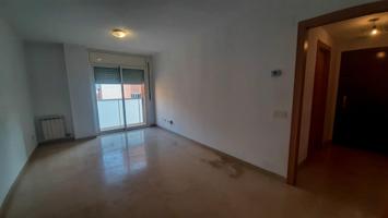 Reus-Piso en venta de 3 habitaciones con plaza de parking, zona avenida del Comerç. Alquilado photo 0