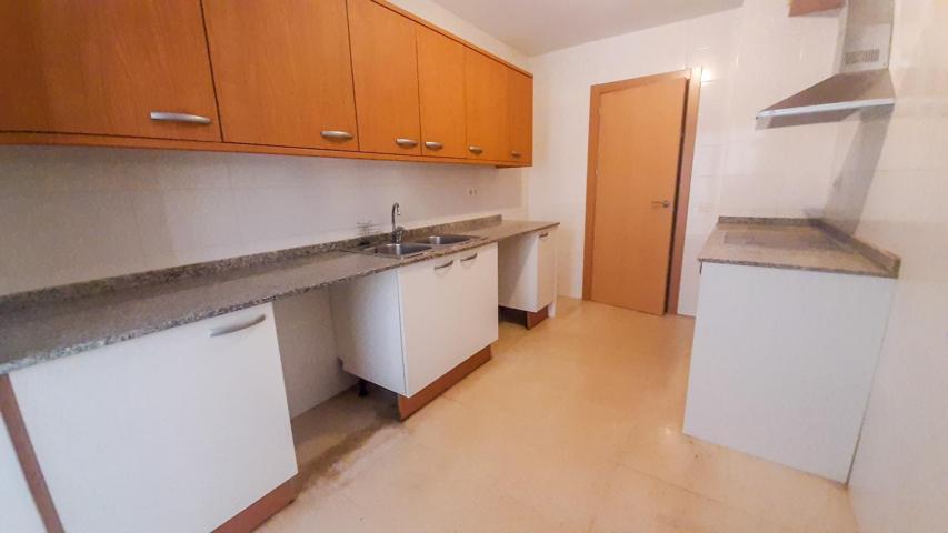 Reus-Piso en venta de 3 habitaciones con plaza de parking, zona avenida del Comerç. Alquilado photo 0