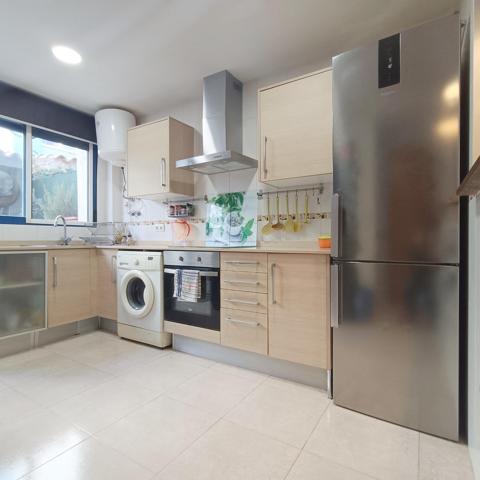 MAGNÍFICA CASA ADOSASA EN VENTA CON PARKING Y PISCINA photo 0