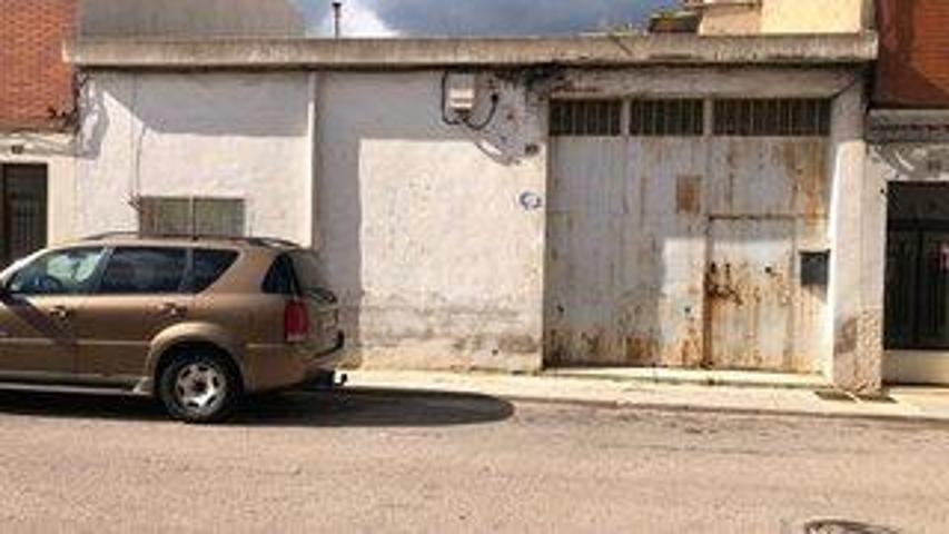 ¡Oportunidad única en Almazora! Nave en venta en una ubicación privilegiada photo 0