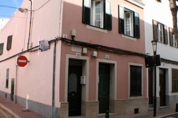 Típica casa de pueblo en Maó con garaje y derecho a vuelo. photo 0