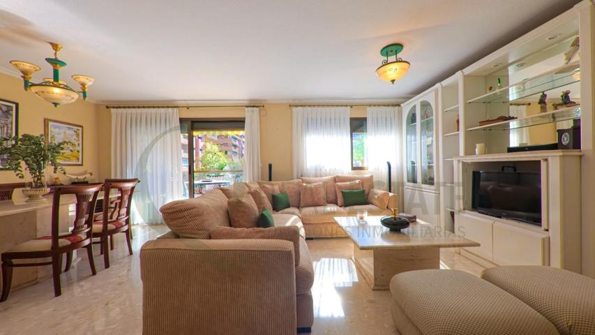 Espacio, Elegancia y Ubicación Perfecta: Piso de 5 Dormitorios en Vistahermosa. photo 0
