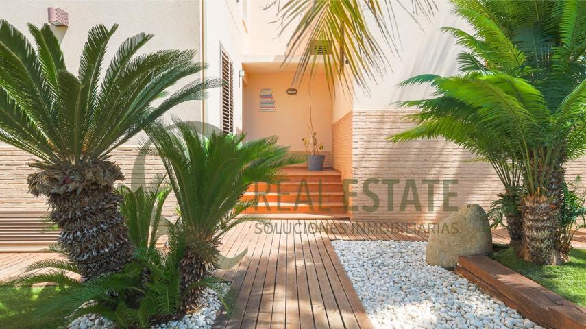 Exclusividad y diseño con parcela y piscina privada: chalet pareado con cine y vistas photo 0