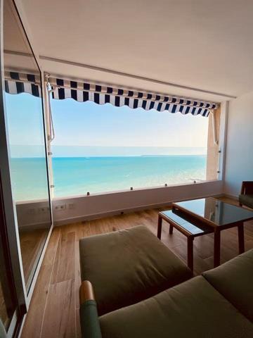 Exclusivo piso reformado con vistas panorámicas al mar photo 0