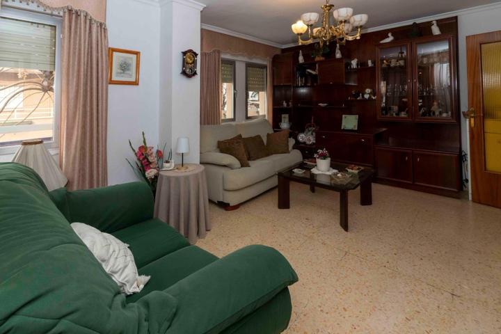 ¡Piso con estupendo patio en plena Avenida Principal de San Roque! photo 0