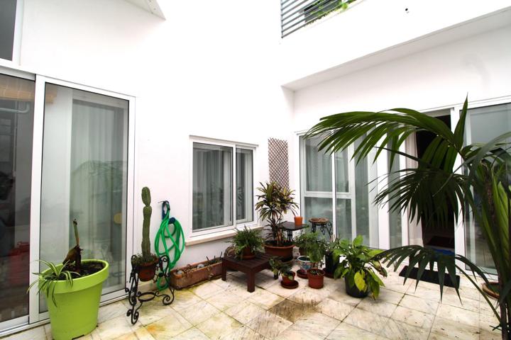 AMPLIA VIVIENDA CON PATIO, GARAJE Y TRASTERO EN CASCO ANTIGUO photo 0