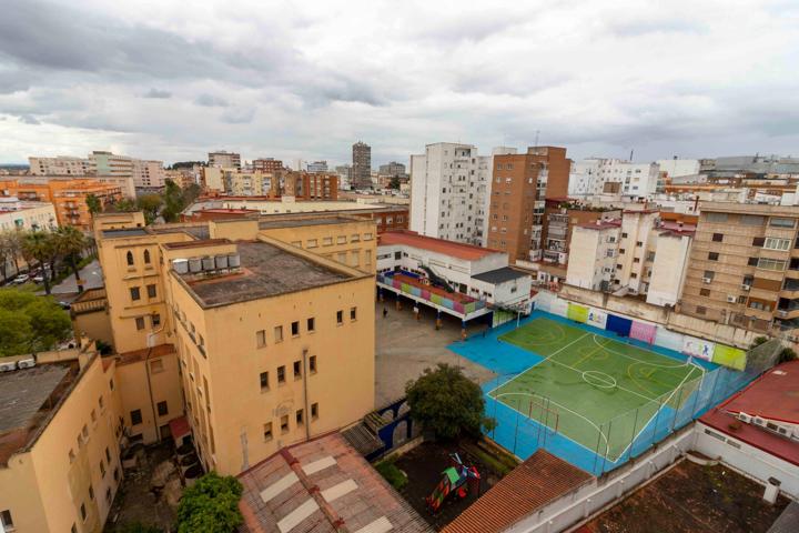 AMPLIO PISO CON ESPECTACULARES VISTAS EN LA AVENIDA COLÓN. COLEGIO MÉDICO. BADAJOZ photo 0