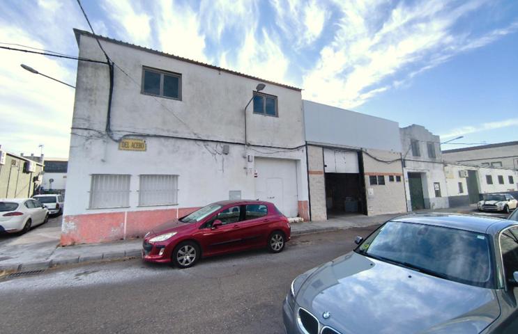 Se vende agrupación de Naves en la Barriada de Llera photo 0