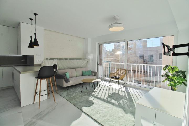 Piso reformado en esquina con dos balcones en el Centro de Alicante – Disponible a partir de diciembre de 2025 photo 0