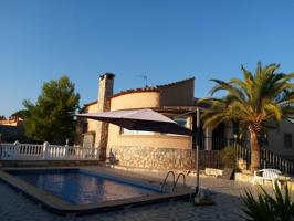 Exclusivo chalet independiente con piscina y amplio jardín photo 0