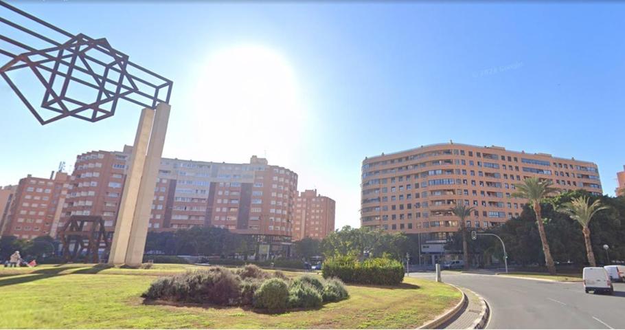 Se vende planta baja para hacer 2 viviendas con licencia de 138 m2 en Alicante, zona Gran Via photo 0