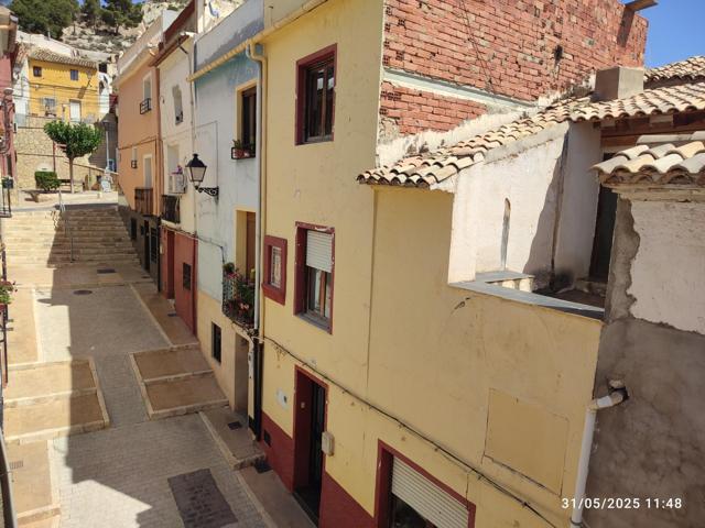 EXCLUSIVA: Grandisima casa en Castalla de 6 dormitorios, 3 baños, gran terraza y pequeño patio!!! photo 0
