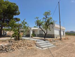 ¡Tu refugio en la naturaleza te espera en Algueña! photo 0