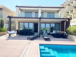 Exclusivo Chalet Reformado en Arenales del Sol con Piscina y Cercanía al Mar photo 0