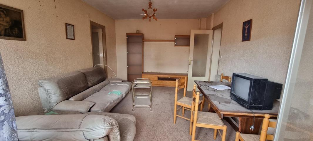 Amplio Piso en Esquina para Reformar en el Corazón de Yecla photo 0