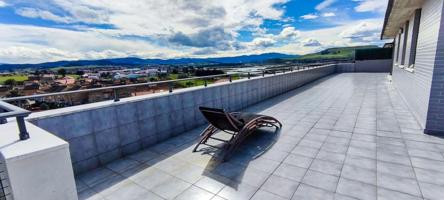 Terraza para soñar en un ático en Cudón photo 0