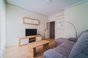 Piso recién reformado en Cuatro Caminos con 3 dormitorios photo 0