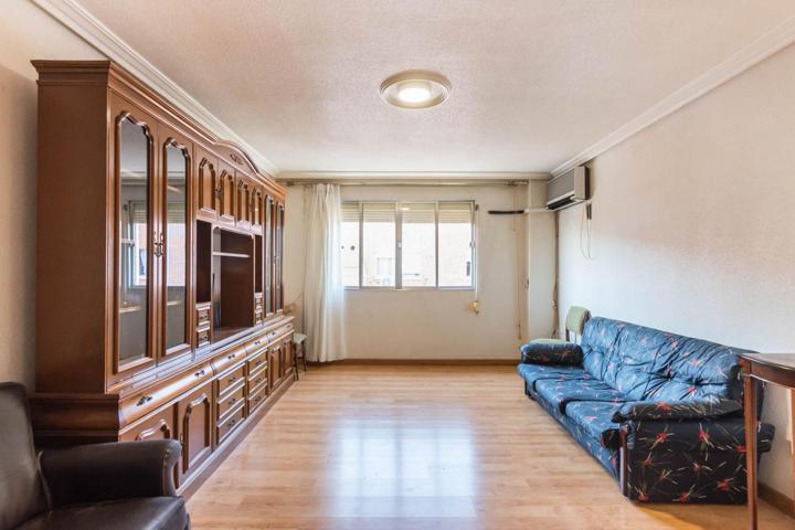 Estupendo piso con plaza de garaje en Avenida de la Fama, junto al Hospital Reina Sofía photo 0