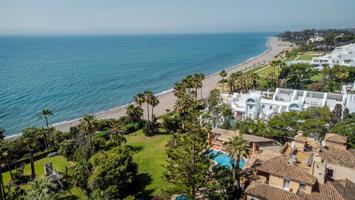 Villa en primera Línea de playa en Estepona, única en su categoría photo 0