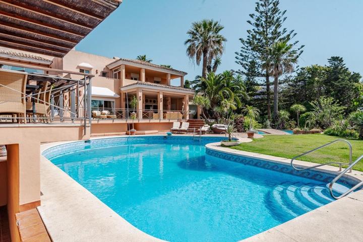 Villa en primera Línea de playa en Estepona, única en su categoría photo 0