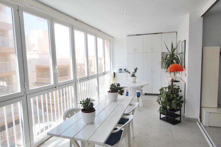 Precioso apartamento reformado junto al mar – ¡En venta! photo 0