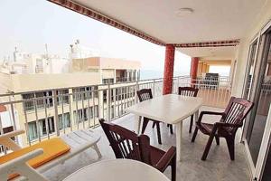En venta apartamento con amplia terraza a escasos metros de la playa centro de Guardamar del Segura photo 0