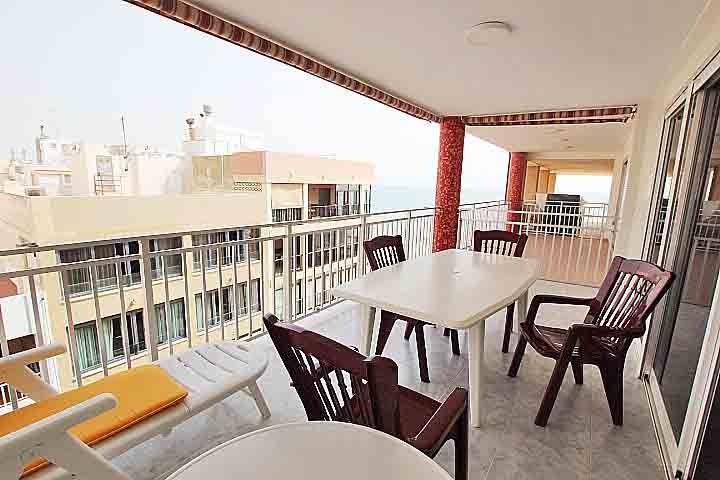 En venta apartamento con amplia terraza a escasos metros de la playa centro de Guardamar del Segura photo 0