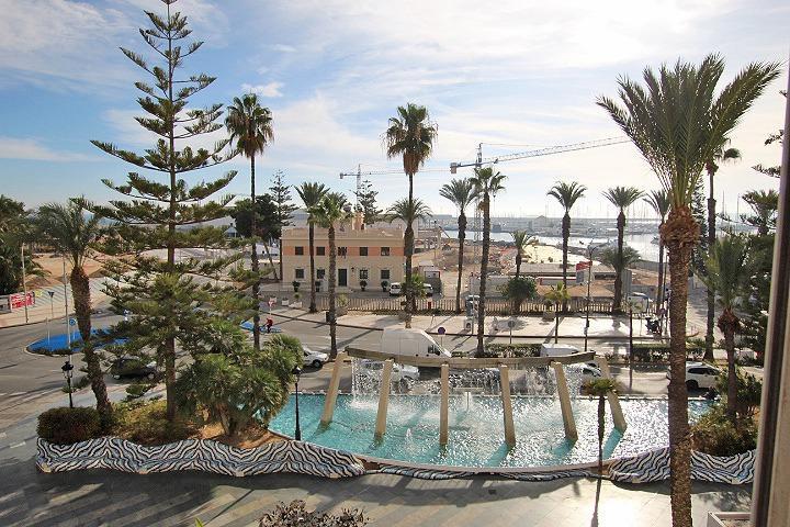 Piso frente al Puerto deportivo de Torrevieja photo 0