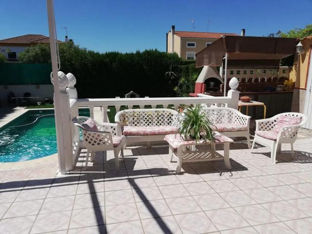 CHALET PAREADO EN AVDA. DE ELVAS photo 0