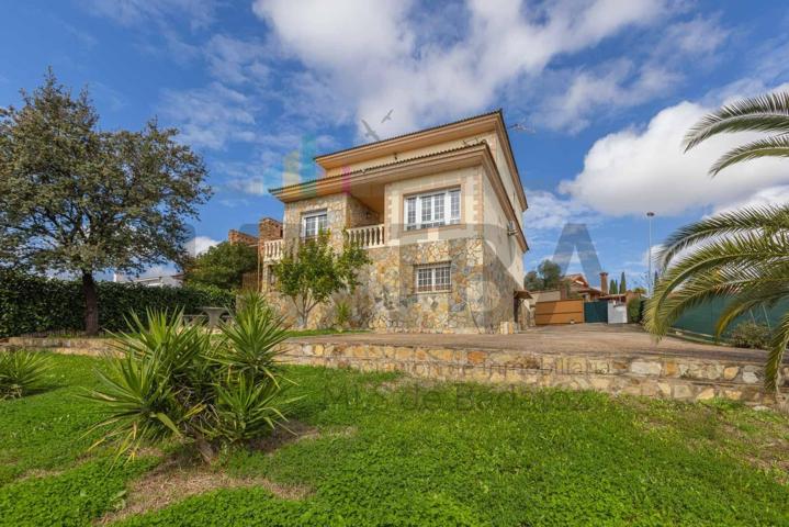 Precioso chalet, con parcela, en Las Vaguadas photo 0