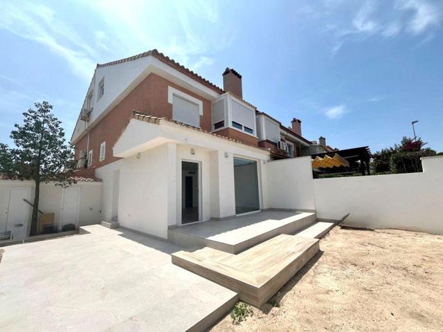 ¡Bungalow de esquina a estrenar en la exclusiva zona de Capiscol a 1km de la playa de Muchavista! photo 0