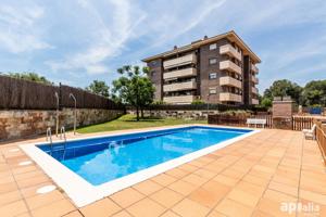 Castellarnau, 4 habitaciones, piscina comunitaria y zona ajardinada!! photo 0