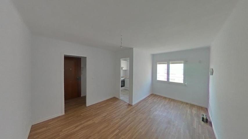 ¡Oportunidad de Inversión en Sabadell! Vivienda Reformada y Alquilada con Rentabilidad Inmediata photo 0