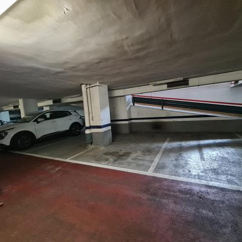 Plaza de parking para coche mediano-grande photo 0