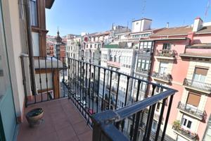 Vivienda Para Reformar Con Balcón en Abando photo 0
