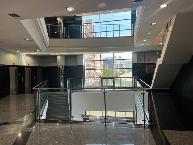 Planta entera en edificio de oficinas en alquiler en Miribilla photo 0