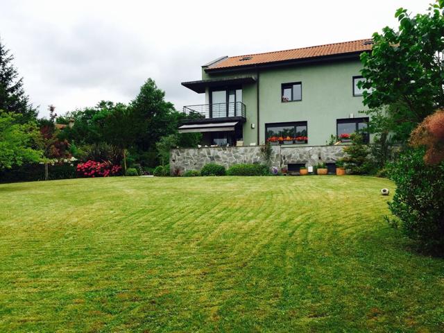 Villa individual en el Golf de Hondarribia de 320 m2 en parcela de 1500m2.
Gran jardín diseñado por un paisajista, muy discreto y photo 0