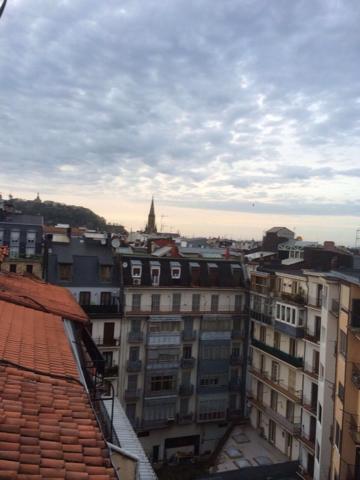 San Sebastián. Centro- Ensanche. Paseo de Salamanca. 6º piso de 7 años. Ascensor. 3 huecos a patio de manzana con vista despejada. photo 0