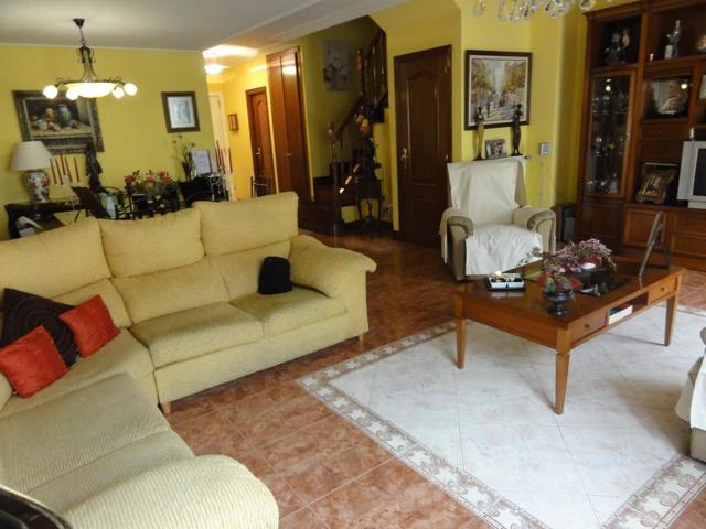 IRÚN. ARANIBAR. VILLA ADOSADA DE 14 AÑOS. 5 HAB., SALÓN, COCINA, 4 BAÑOS. GARAJE CERRADO PARA DOS COCHES GRANDES, TXOKO. 2 TERRAZA photo 0