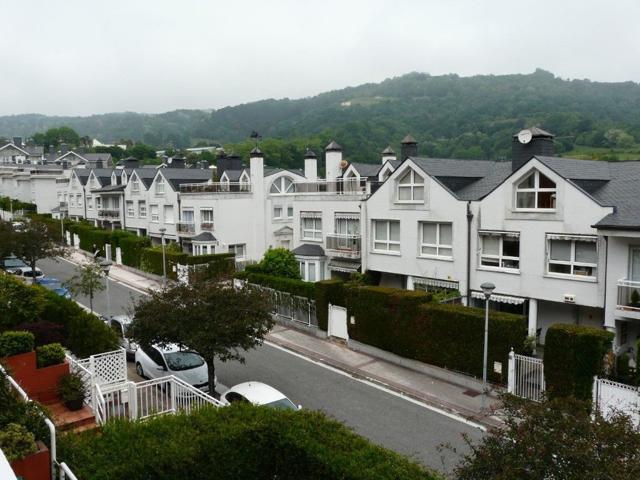Donostia-San Sebastían. Berio. Calle Isidro Ansorena. 270m2 útiles. Precioso adosado de 4 plantas. 4 dormitorios, 3 baños, 4 terra photo 0
