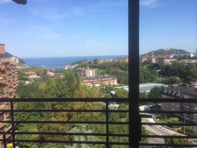 Donostia. AYETE.Impecable vivienda llena de luz y con preciosas vistas.101 m2 útiles de vivienda, trastero y raya de garaje doble  photo 0