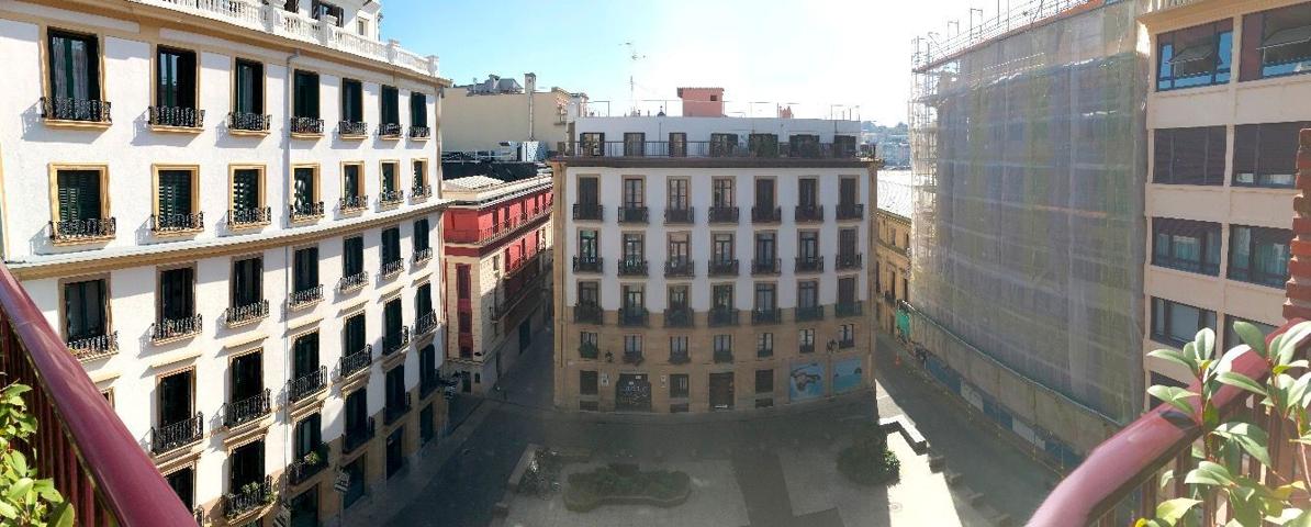 San Sebastián. Parte Vieja. Al lado del puerto y del Ayuntamiento. Plaza Lasala. Piso en edificio de hormigón. 5º, ascensor. 98 m2 photo 0